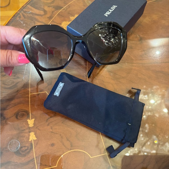 100% Auth Prada Milano sunglasses. Black/ grey geometric PR16WSF 1AB5D1 - Picture 15 of 16